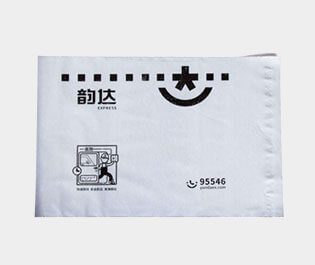 塑料快遞袋使用較多的是用聚乙烯材料做成，具有成本低，使用方便，防水性能好的特點(diǎn)。多用于運(yùn)送文件、單據(jù)、資料、貨物等所包裝用的袋子。又稱為速遞袋、郵寄袋、快遞打包袋。體輕，富有彈性，有良好的抗沖擊性，無毒、無味、防潮、耐腐蝕，環(huán)保性較強(qiáng)，并且回收力度較大。