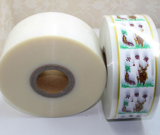 "食品復(fù)合膜是由PE等薄膜材料符合而成， 廣泛適用于包裝、食品、藥品等產(chǎn)品，具有環(huán)保、無臭無異味、熱封性能好、阻隔性好、遮光性強(qiáng)、耐油、強(qiáng)度高等特點(diǎn)。"