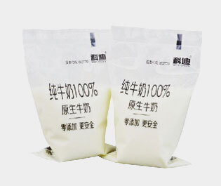 牛奶包裝袋是由三層或兩層共擠吹膜機(jī)生產(chǎn)而成。 成品膜印刷效果好，保香阻氧，安全衛(wèi)生，低碳環(huán)保，耐擠壓刺穿性強(qiáng)。