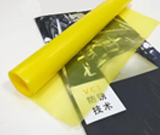 本公司采用三層共擠吹膜機(jī)，由內(nèi)層模體、中層模體、外層膜體組成，分別將三層共擠的膜體配方進(jìn)行配比，配三種不同屬性的合金擠出機(jī)，配套合適的高精度模具和德系風(fēng)環(huán)，均勻混合擠出，一次性吹制的薄膜。本公司設(shè)備吹制的防銹膜在不破損的情況下，使用壽命長，防銹能力強(qiáng)，成本低等特點(diǎn)。